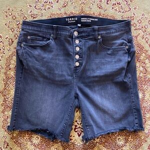 TORRID Bombshell Bermudan Premium Stretch Cut Off Shorts Sz 18 Button Fly Black